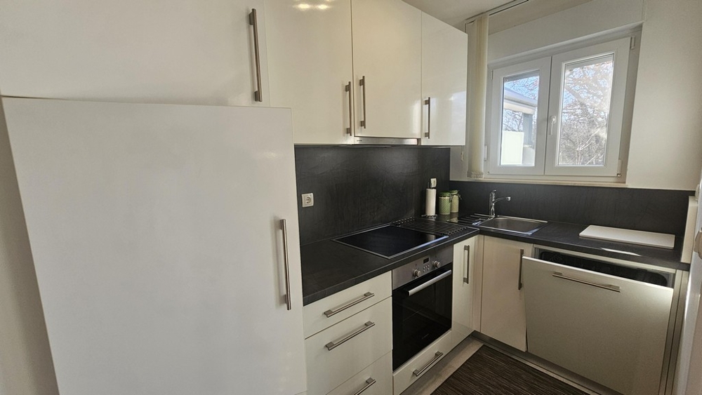 Modern felszerelt konyha ablakkal