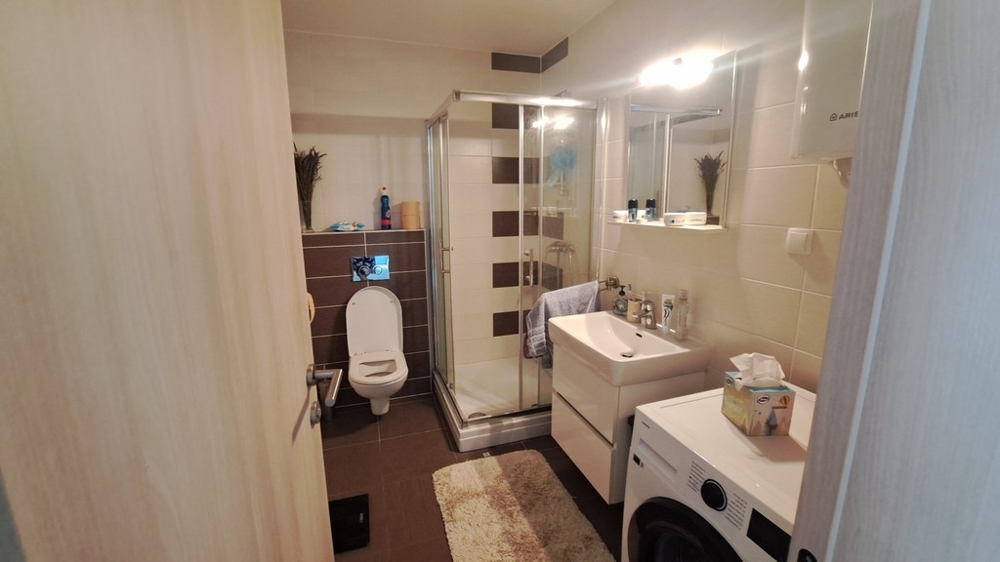 Fürdőszoba zuhanyzóval