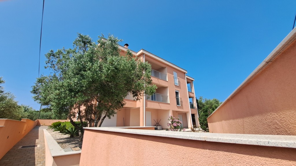 Erkélyes társasház