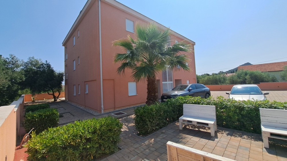 Kültéri parkolóhelyekkel