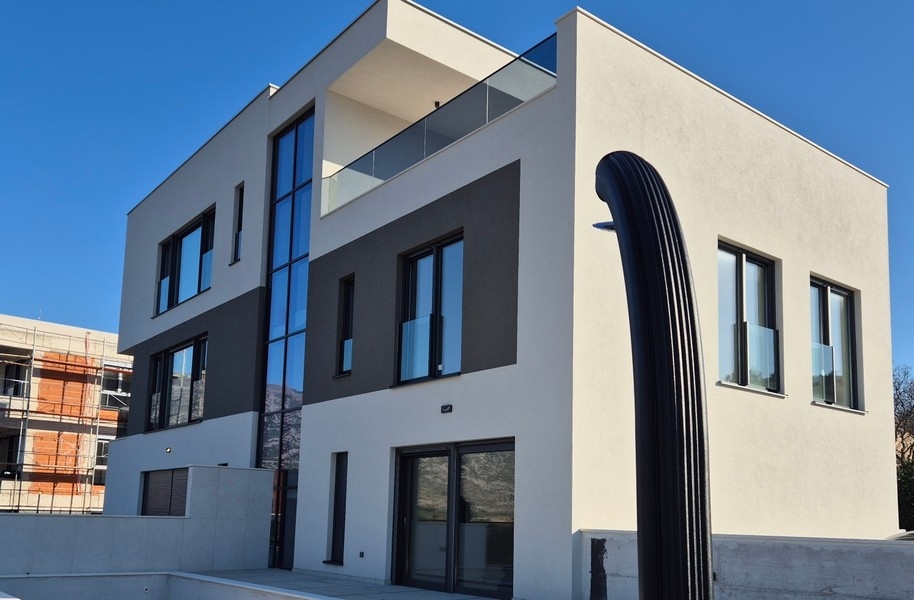 Modern új építésű, melyben a lakás eladó.