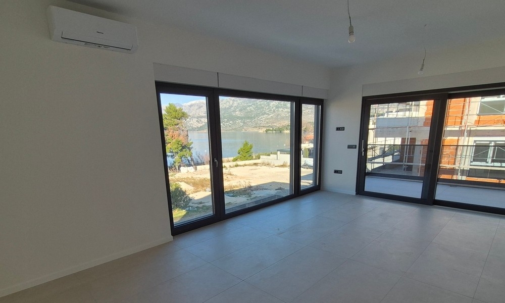 Nappali nagy ablakokkal és kilátással a tengerre