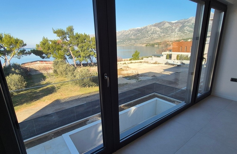 Panorámás kilátás a tengerre és a tengerparti tájra