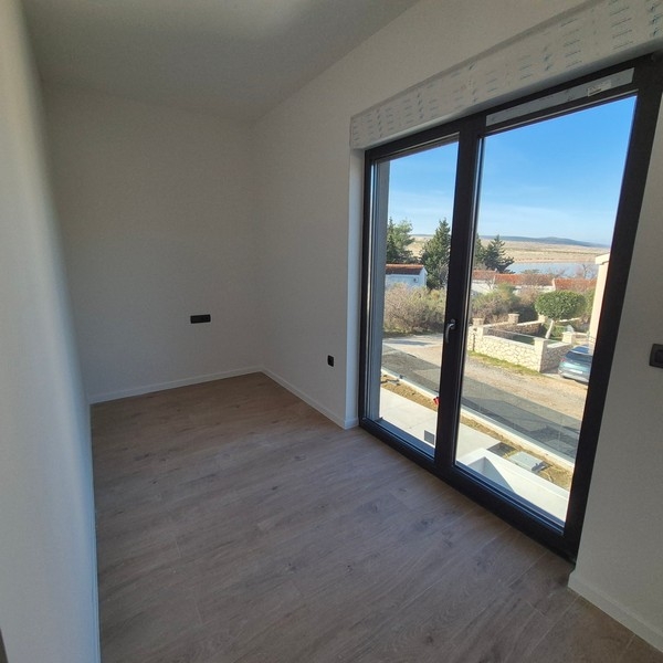 Hálószoba ablakkal és kilátással