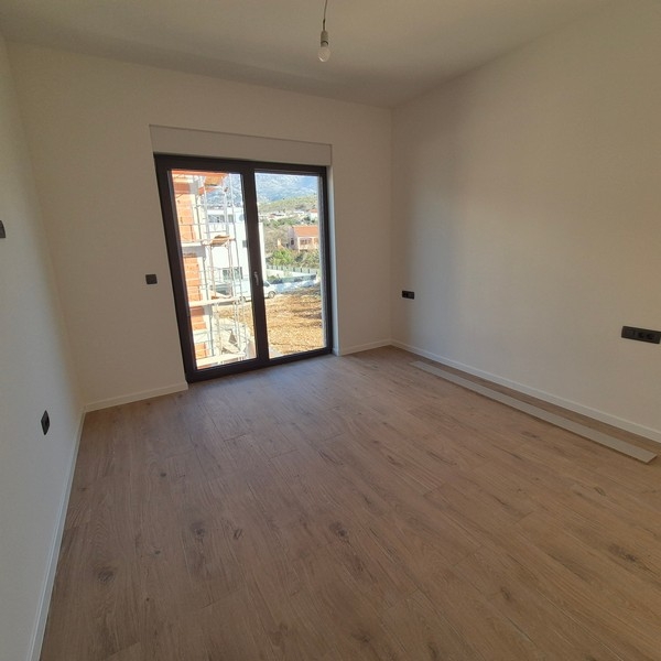 Világos hálószoba fapadlóval