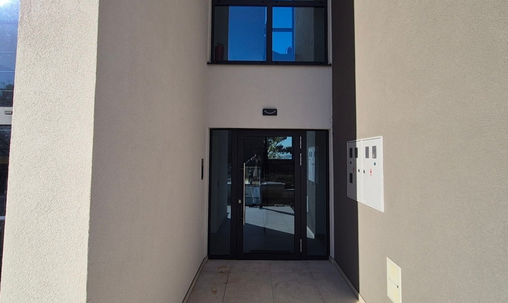 Bejárat egy modern, új épületbe