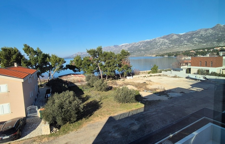 Kilátás a tengerre, a fákra és a szomszédos épületekre