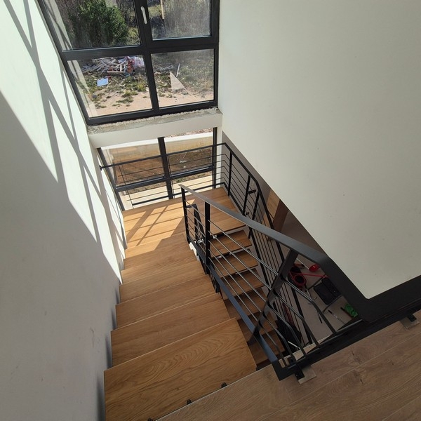 Lépcsőház galériával és nappali fénnyel