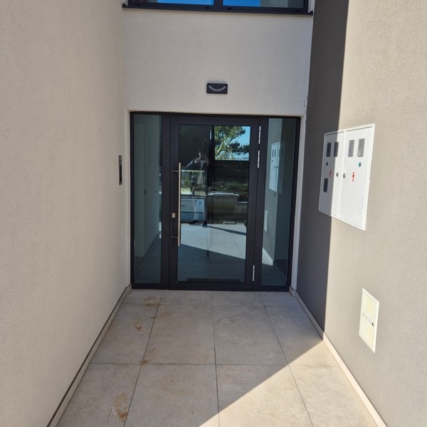 A ház bejárata modern üvegezéssel