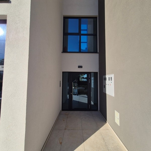 Az épület bejárata üveges előlappal