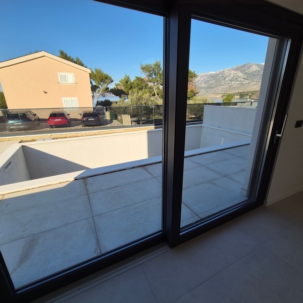 Kilátás a nappaliból a teraszra és a tengerre