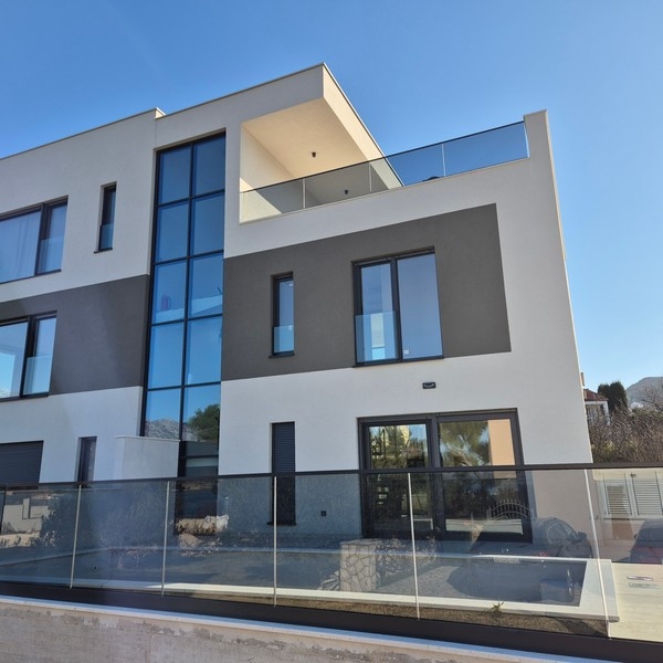 Modern új épület homlokzata üvegerkélyekkel