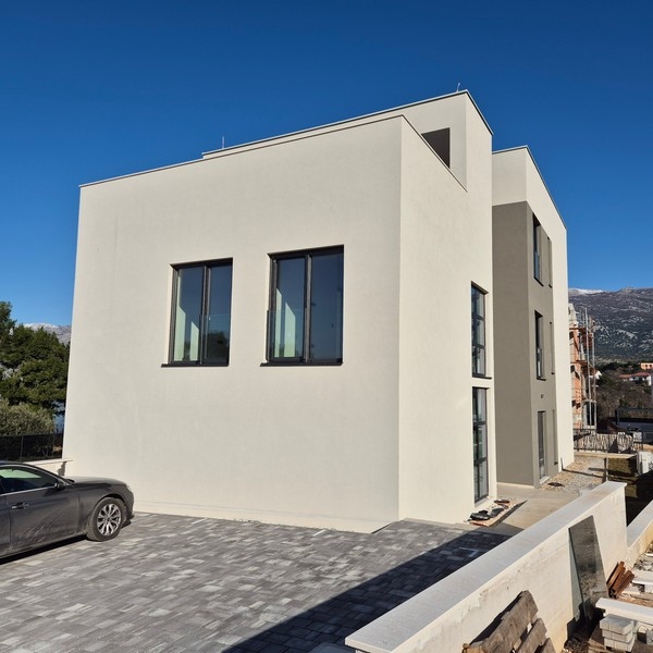 Az új épület külső képe tiszta építészettel