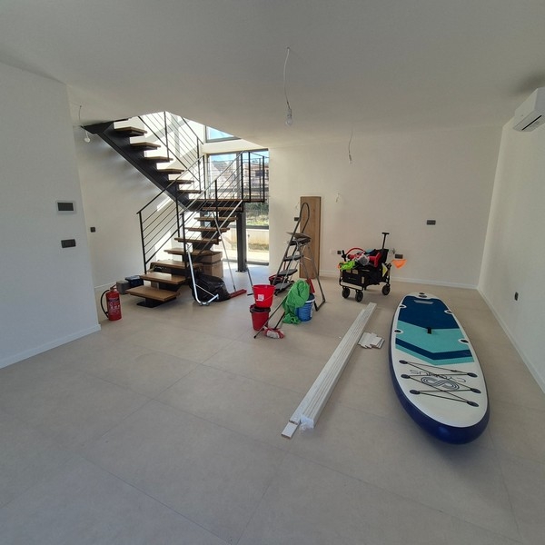 Nyitott nappali lépcsővel és galériával