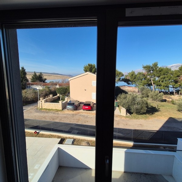 Kilátás az ablakból a tengerre és a környékre