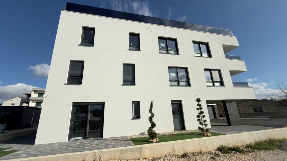 Az első sorban lévő A3851-es apartmanok oldalnézete a tenger felé Horvátországban - Panorama Scouting.