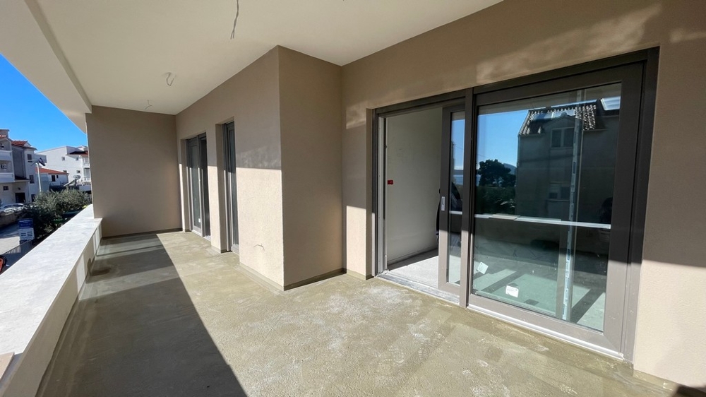 Az új apartman A3852 terasza a tenger közelében Vodicében, Horvátországban.