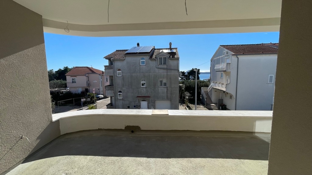 Terasz, kilátással a szomszédos épületekre és a tengerre