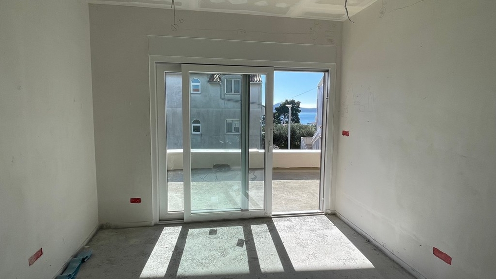 Nappali tolóajtóval a teraszra