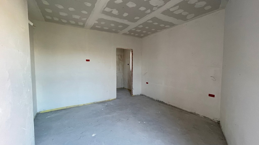 Befejezetlen hálószoba, kijárattal a folyosóra