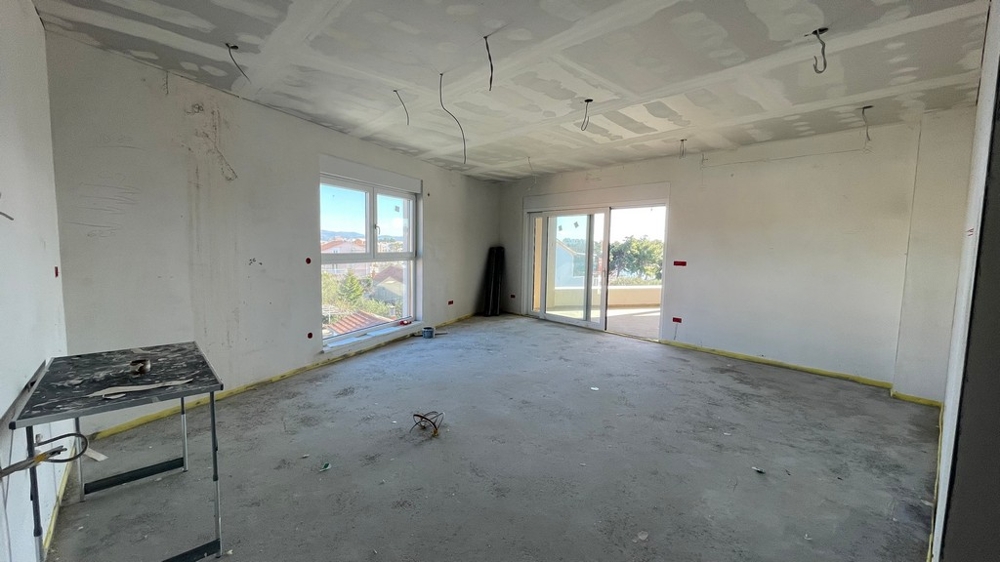 Nappali ablakkal és teraszajtóval