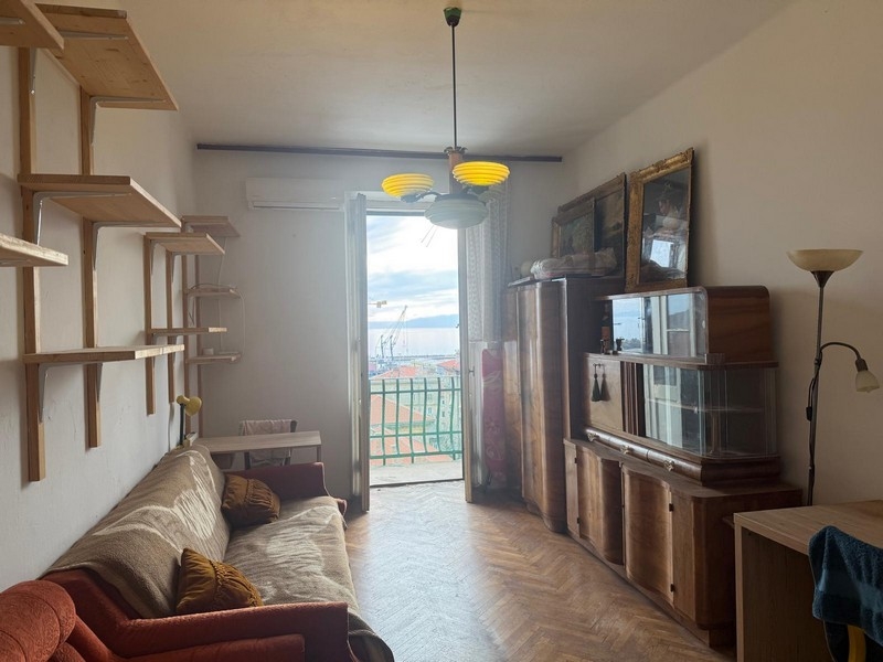 Nappali erkéllyel és kilátással a tengerre