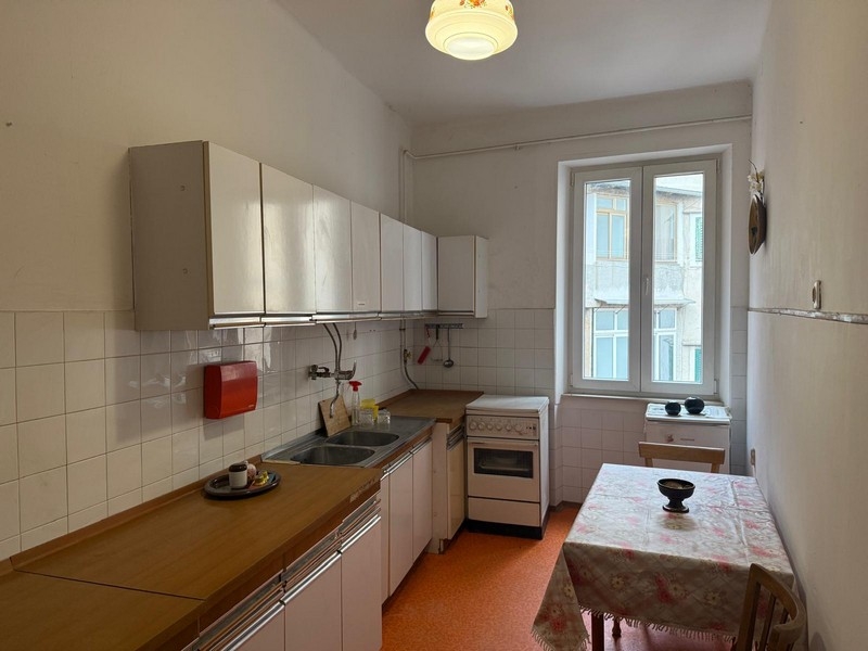 Külön konyha ablakkal