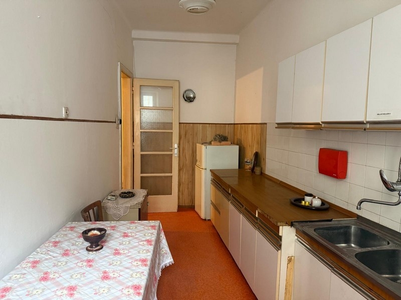 Konyha beépített egységgel és étkezővel