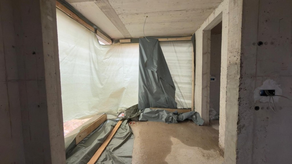 Belső nézet a hálószoba héjáról egy új lakásban