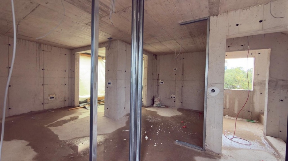 Nyitott nappali a kagylóban ablakkal és kilátással a tengerre