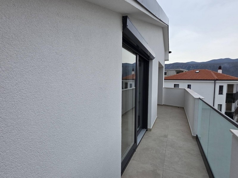 Kilátás az A3859-es tetőtéri lakás teraszára, Novi Vinodolskiban.