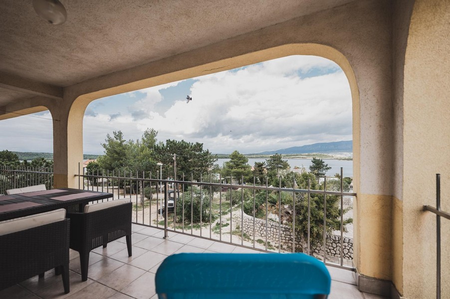 Tengerre néző terasz az A3860-as apartmanhoz, amely eladó Krk szigetén.