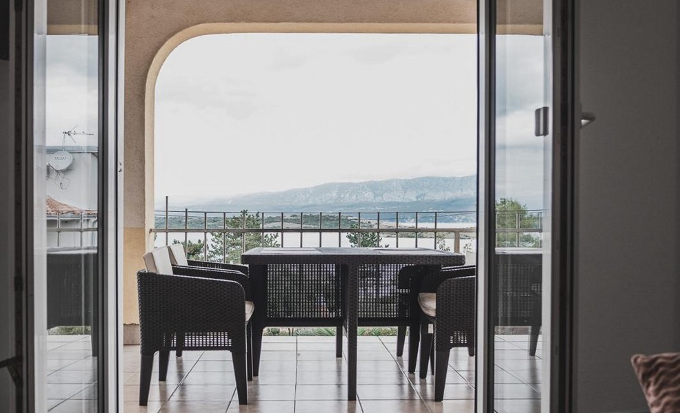 Fedett terasz tengerre néző kilátással és ülősarokkal