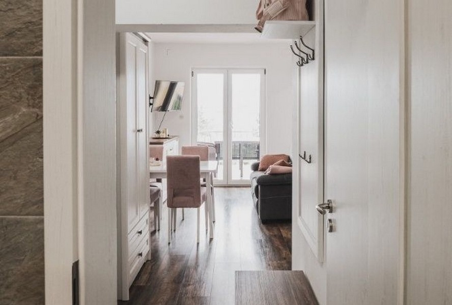 Előszoba kilátással a nappalira és erkéllyel