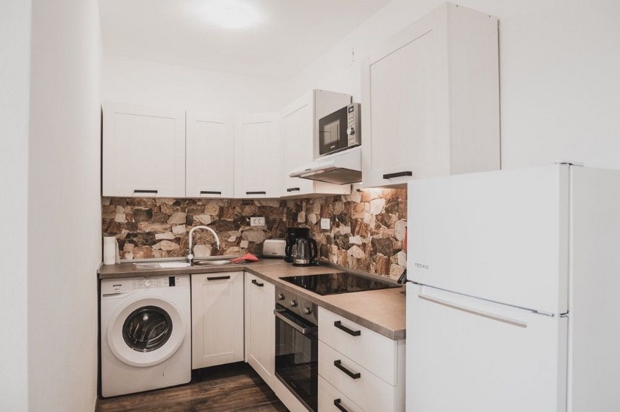 Konyha beépített gépekkel, mosógéppel