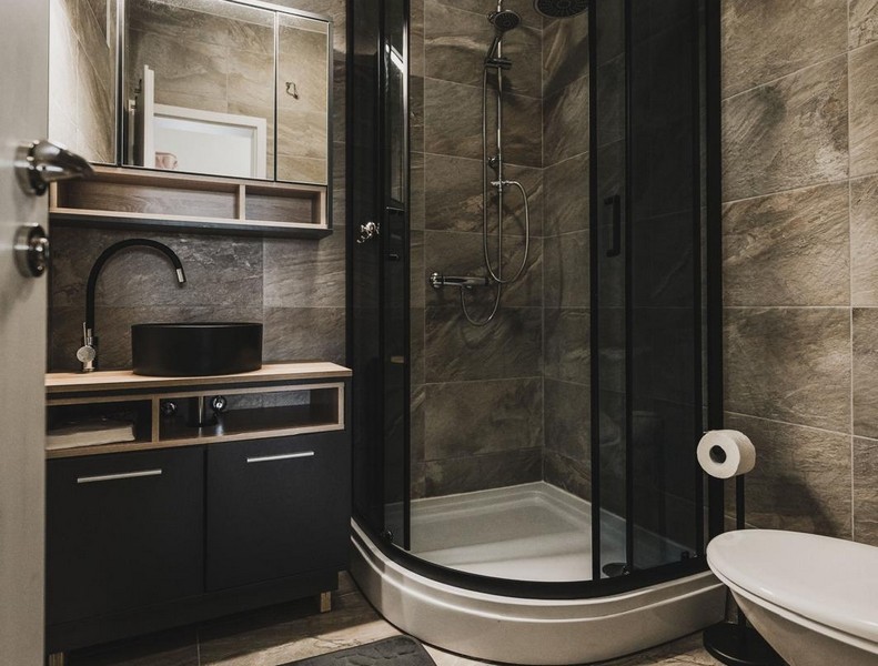 Fürdőszoba zuhanyzóval és mosdóval