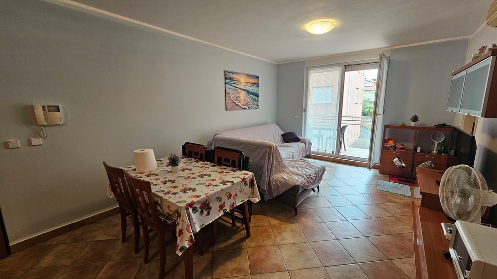 Nappali kanapéval, étkezővel és kijárattal a teraszra