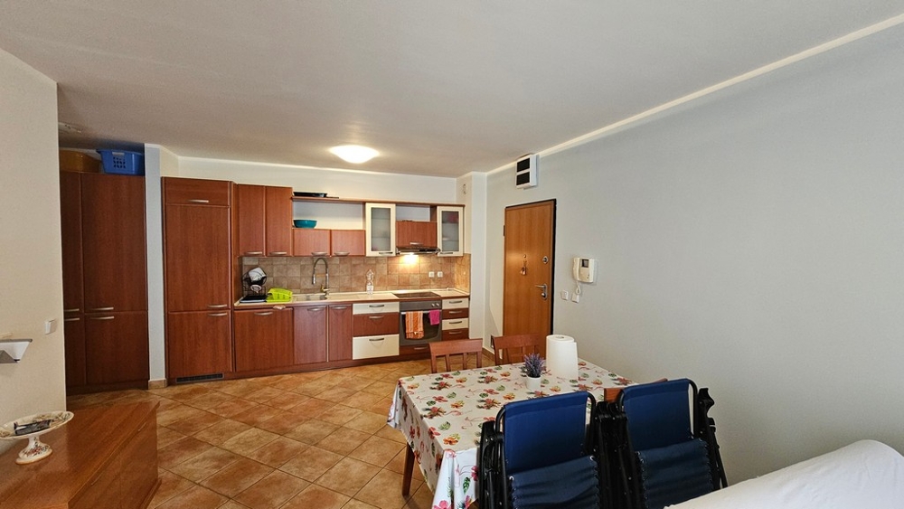 Nyitott konyha felszerelt konyhával és étkezővel