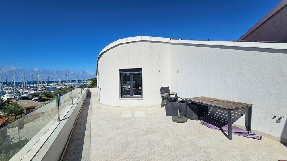 Tetőterasz az A3863 apartmanhoz Novigradban, Isztria.