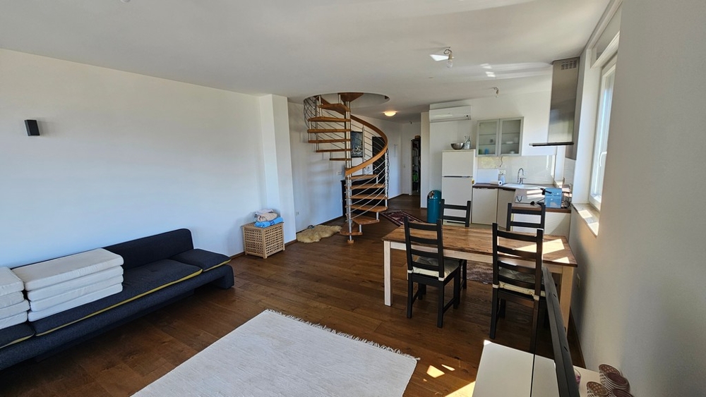 Modern felszerelt konyha ablakkal és kilátással