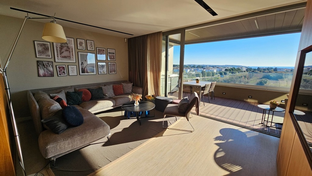 Nappali nagy üveg előlappal és kilátással a tengerre