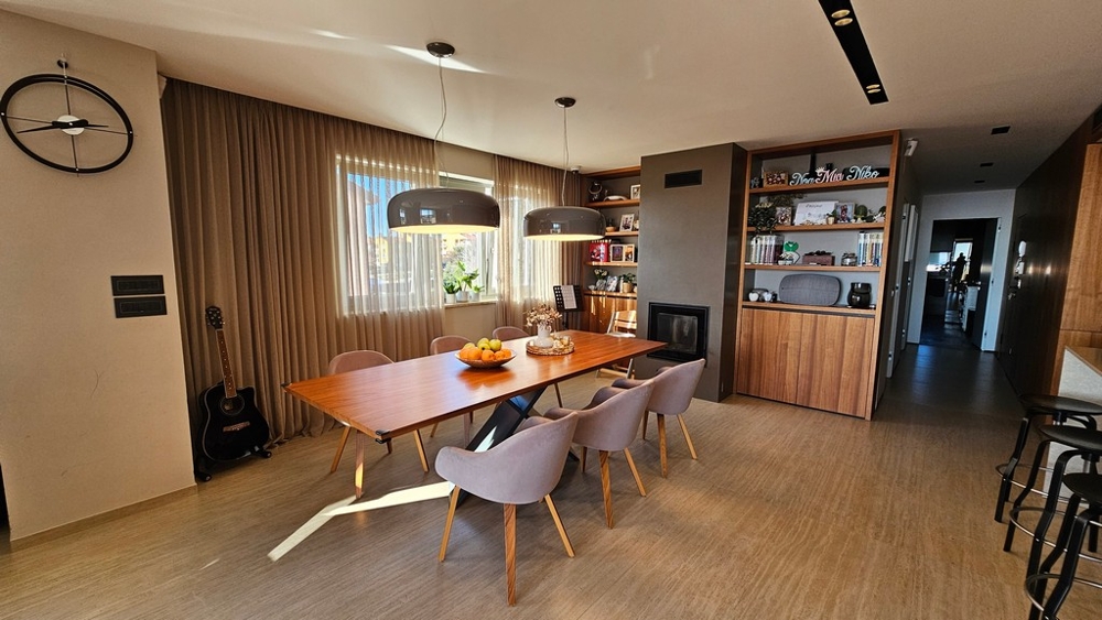 Étkező kandallóval és beépített polcokkal