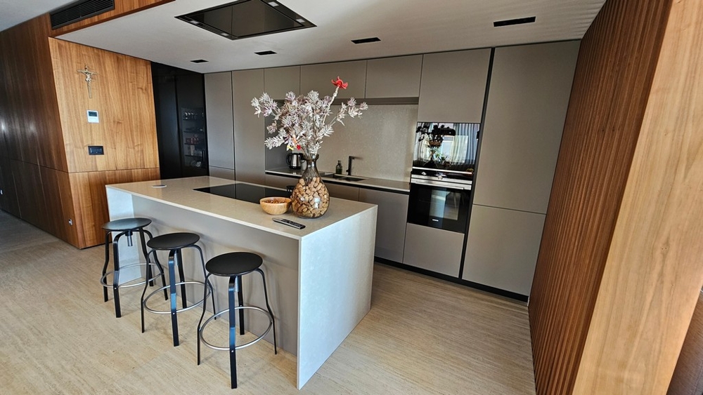 Modern konyha sziget- és bárszékekkel