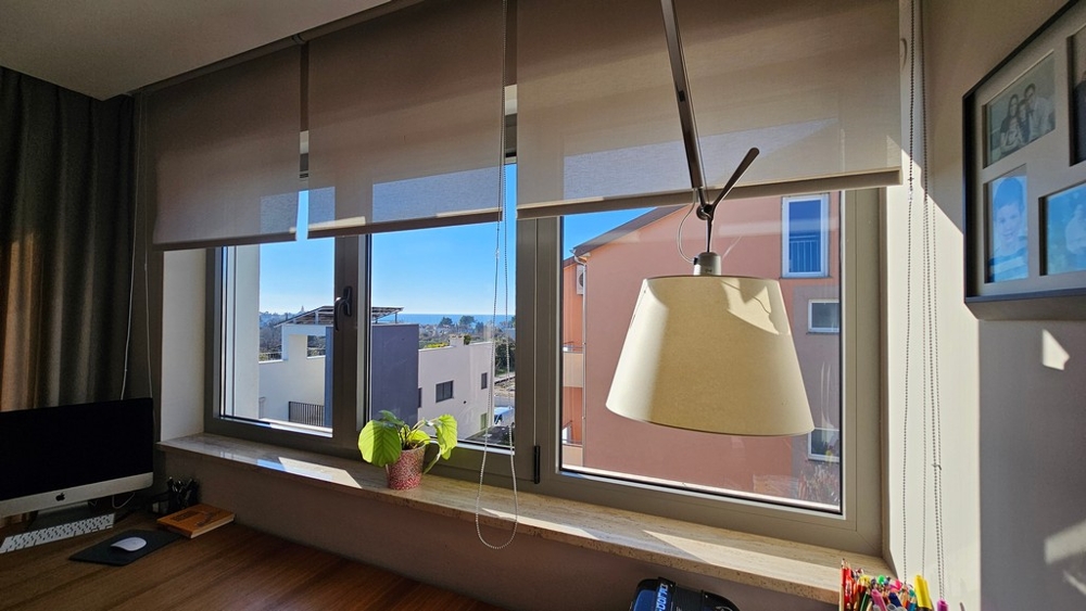 Munkaterület az ablak mellett, kilátással a tengerre