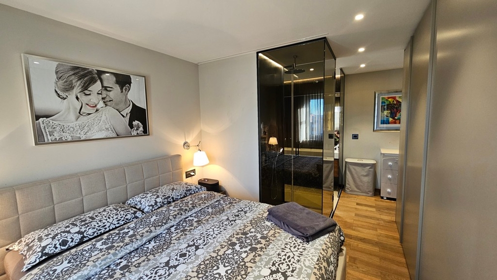 A hálószoba üvegfallal a fürdőszobába