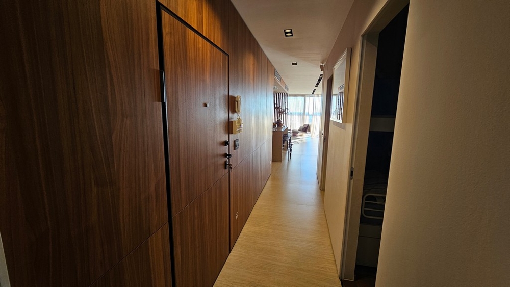 Előszoba beépített gardróbbal, kilátással a nappalira