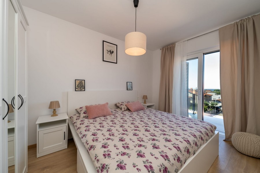 Hálószoba erkéllyel és tengerre néző kilátással