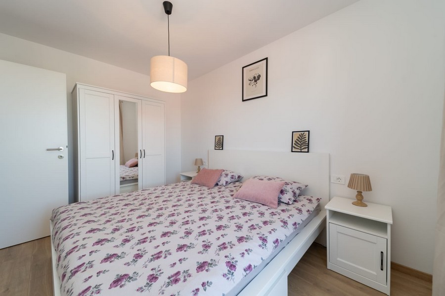 Hálószoba kényelmes franciaággyal és szekrénnyel.