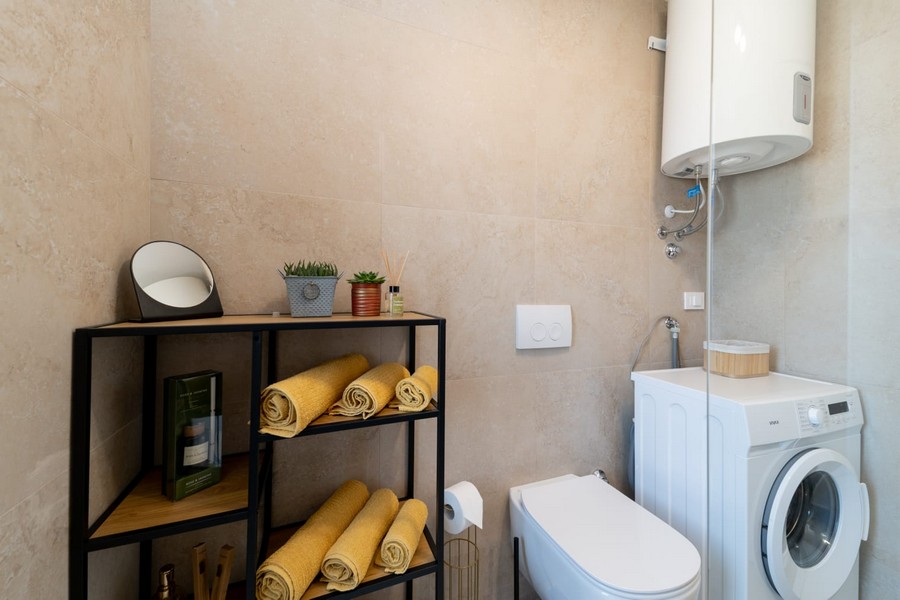 Modern fürdőszoba mosógéppel és polccal