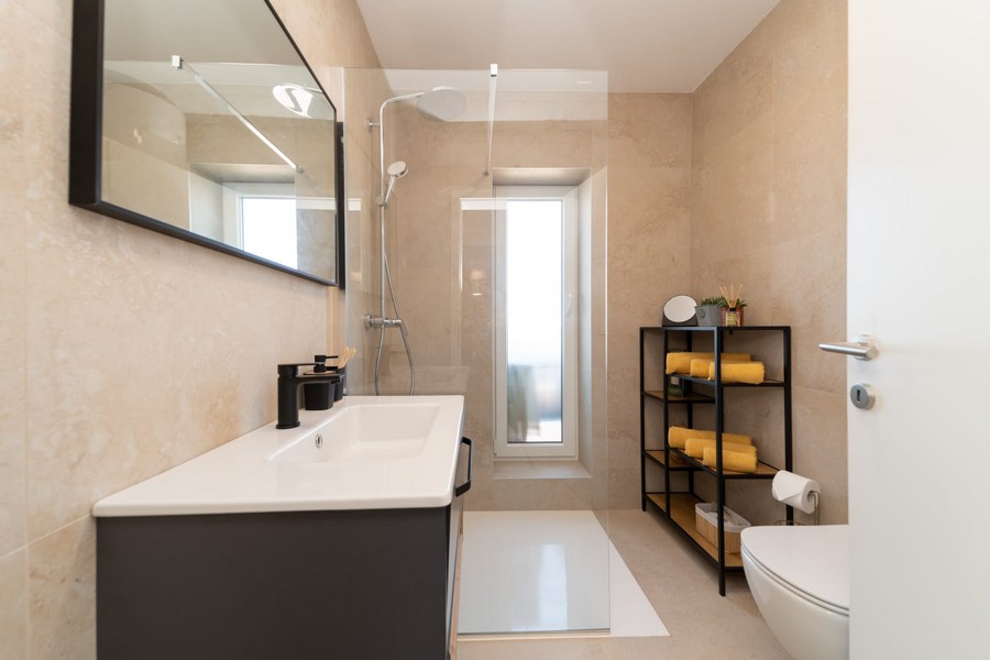 Fürdőszoba zuhanyzóval, mosdóval és ablakkal